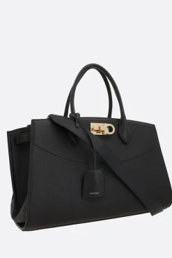 borsa New Ferragamo Studio soft large in pelle martellata