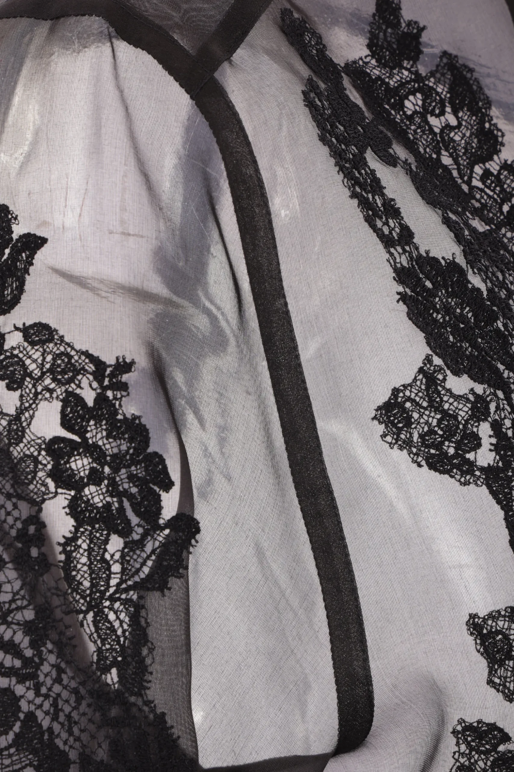 camicia in organza con ricami
