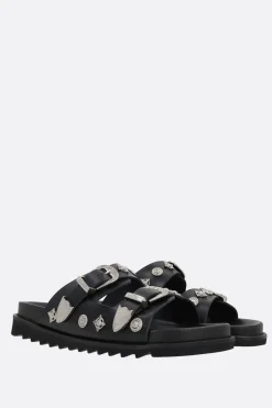 sandalo flat in pelle liscia con borchie
