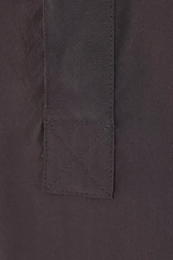 spalla larga con bottoncini coperti davanti